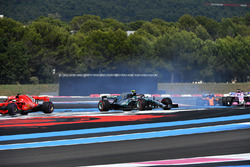 Sebastian Vettel, Ferrari SF71H percute Valtteri Bottas, Mercedes-AMG F1 W09 au départ