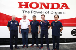 Adrian Newey, Chief Technical Officer, Red Bull Racing, Helmut Markko, Consulente, Red Bull Racing, Masashi Yamamoto, General Manager, Honda Motorsport, Christian Horner, Team Principal, Red Bull Racing, e Toyoharu Tanabe, Direttore Tecnico F1, Honda, festeggiano l'accordo per la fornitura dei motori 2019