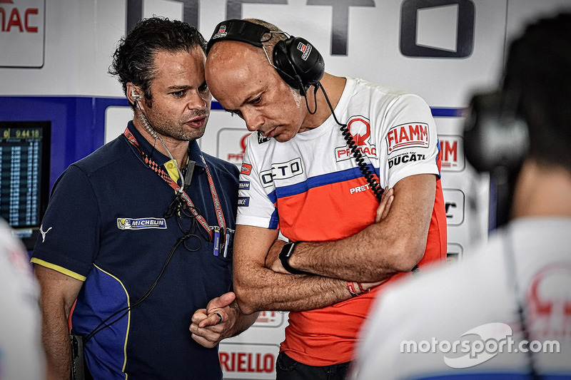 Un technicien Michelin avec Daniele Romagnoli, Pramac Racing