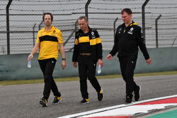 Ciaron Pilbeam, Renault Sport F1 Team, Bob Bell, Renault Sport F1 Team and Alan Permane, Renault Sport F1 Team Race Engineer walk the track