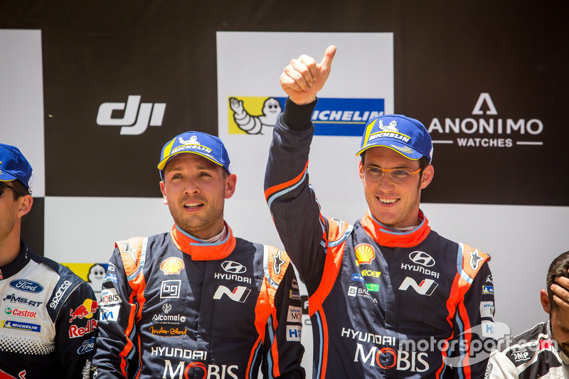 Podio: i vincitori Thierry Neuville, Nicolas Gilsoul, Hyundai Motorsport Hyundai i20 Coupe WRC