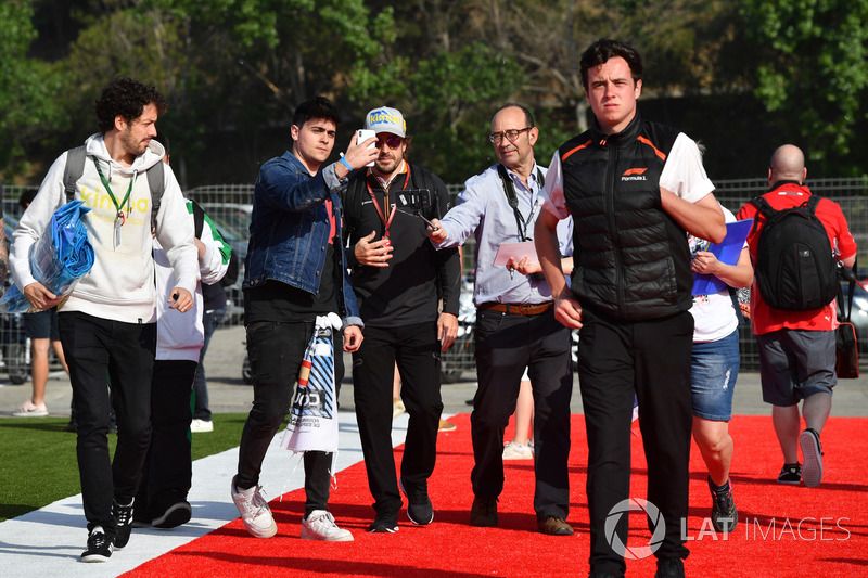 Fernando Alonso, McLaren swafoto bersama penggemar