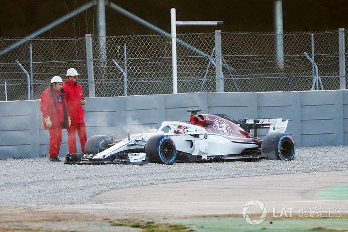 Charles Leclerc rodou e foi parar na brita.