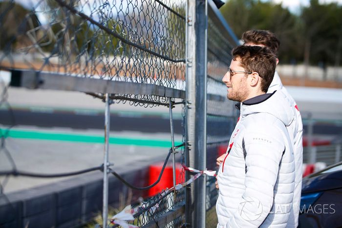 Romain Grosjean, Haas F1 Team, mira la acción desde la pista