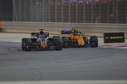 Romain Grosjean, Haas F1 Team VF-18 and Stoffel Vandoorne, McLaren MCL33 battle