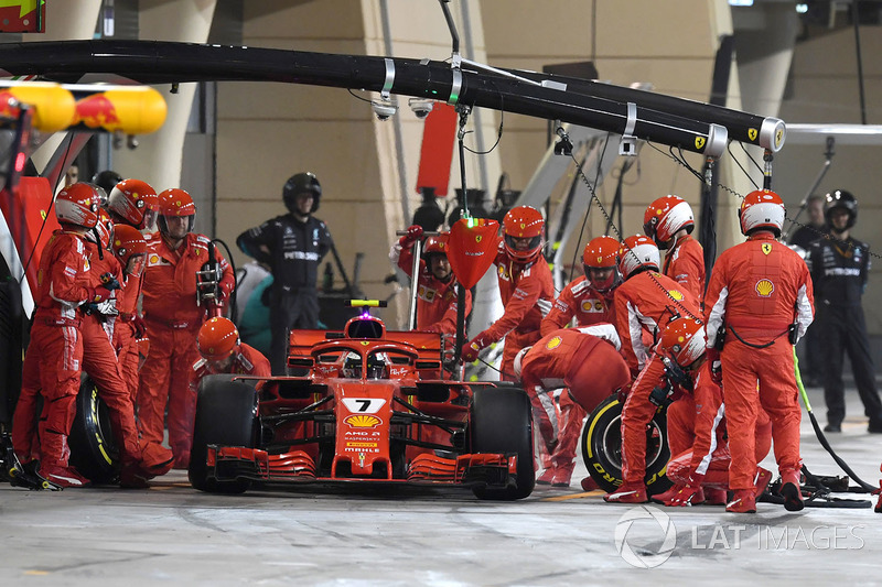 Kimi Raikkonen, Ferrari SF71H percute un mécanicien dans les stands