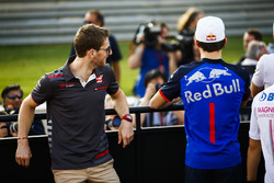 Romain Grosjean, Haas F1 Team, et Pierre Gasly, Toro Rosso, lors de la parade des pilotes
