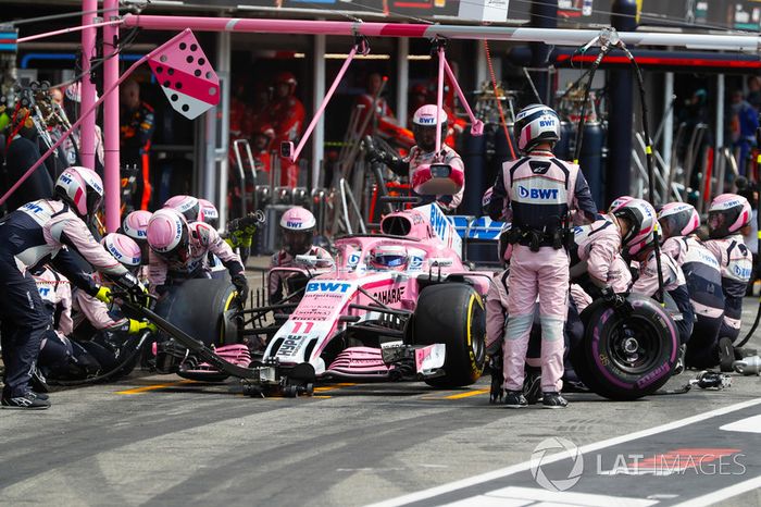 Sergio Perez, Force India VJM11, pit stop