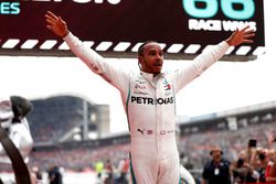 Ganador de la carrera Lewis Hamilton, Mercedes AMG F1 W09, celebra en parc ferme
