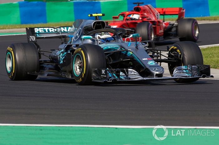 Valtteri Bottas, Mercedes AMG F1 W09, y Sebastian Vettel, Ferrari SF71H