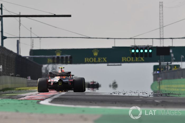 Max Verstappen, Red Bull Racing RB14, produce chispas