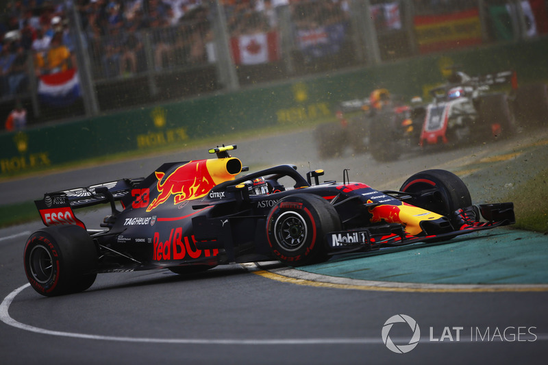 Max Verstappen, Red Bull Racing RB14 Tag Heuer, gira en ferente de Romain Grosjean, Haas F1 Team VF-18 Ferrari