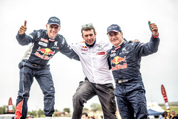 Les vainqueurs auto Carlos Sainz, Lucas Cruz, Peugeot Sport, et Bruno Famin