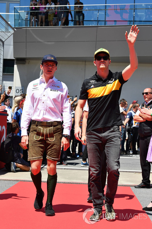 Max Verstappen, Red Bull Racing and Nico Hulkenberg, Renault Sport F1 Team on the drivers parade