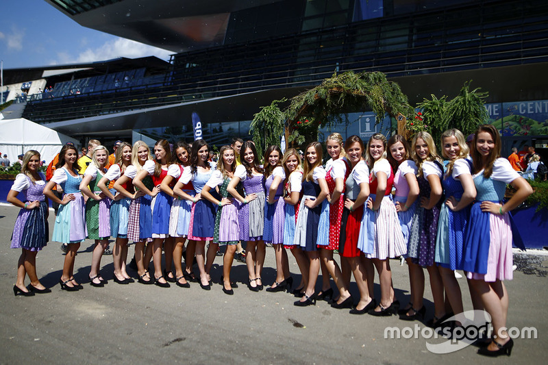 Las chicas austriacas en dirndls hacen una pose