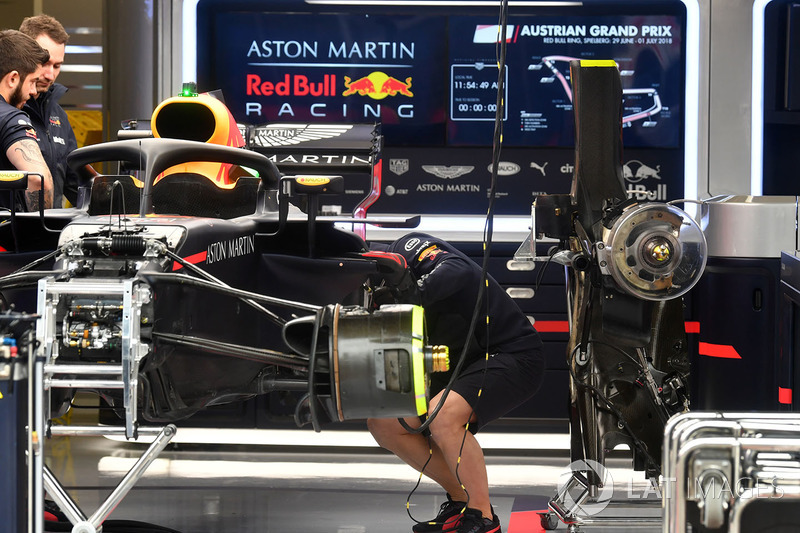 Red Bull RB14 готовят в гараже