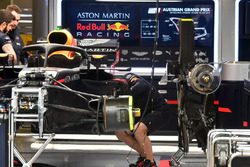 Red Bull Racing RB14 nel garage