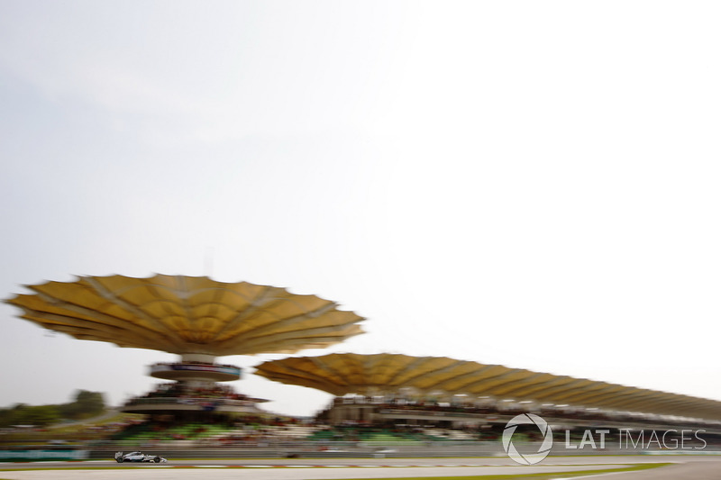 Lewis Hamilton, Mercedes W05