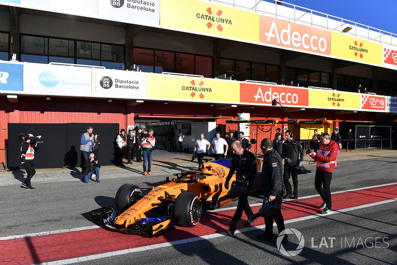 Stoffel Vandoorne, McLaren MCL33 stopped in pit lane