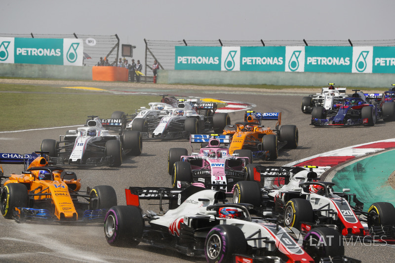 Romain Grosjean, Haas F1 Team VF-18 Ferrari, Kevin Magnussen, Haas F1 Team VF-18 Ferrari, Fernando Alonso, McLaren MCL33 Renault, Esteban Ocon, Force India VJM11 Mercedes, Stoffel Vandoorne, McLaren MCL33 Renault, and the remainder of the field at the star