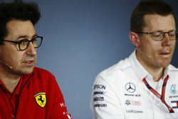 Mattia Binotto, director técnico de Ferrari junto a Andy Cowell, director ejecutivo de Mercedes AMG HPP