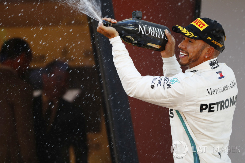 Lewis Hamilton, Mercedes AMG F1, merayakan di podium