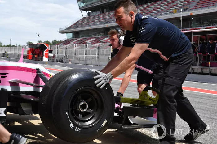 Force India VJM11 sin marca de neumáticos Pirelli