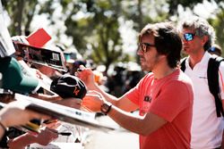 Fernando Alonso, McLaren, signeert handtekeningen voor de fans