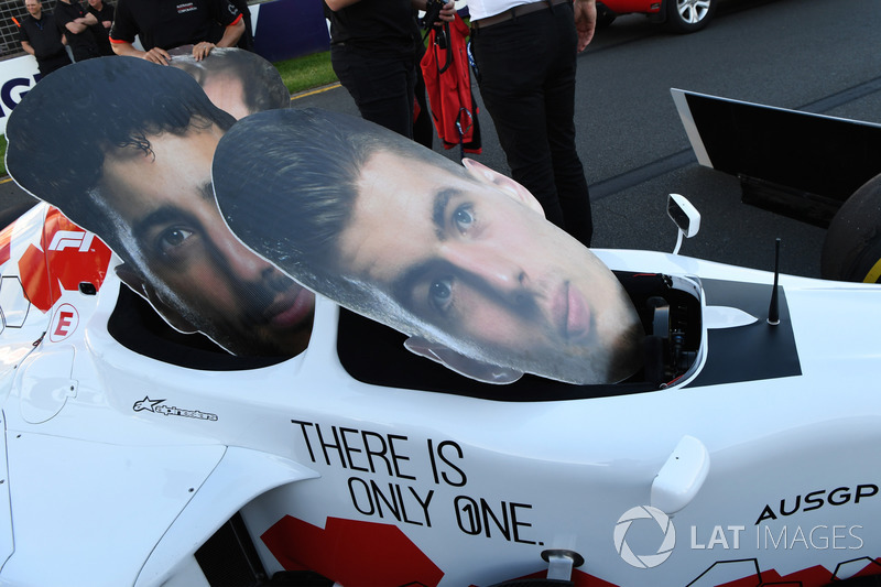 Автомобиль F1 Experiences с вырезанными из картона лицами пилотов Red Bull Racing Даниэля Риккардо и Макса Ферстаппена