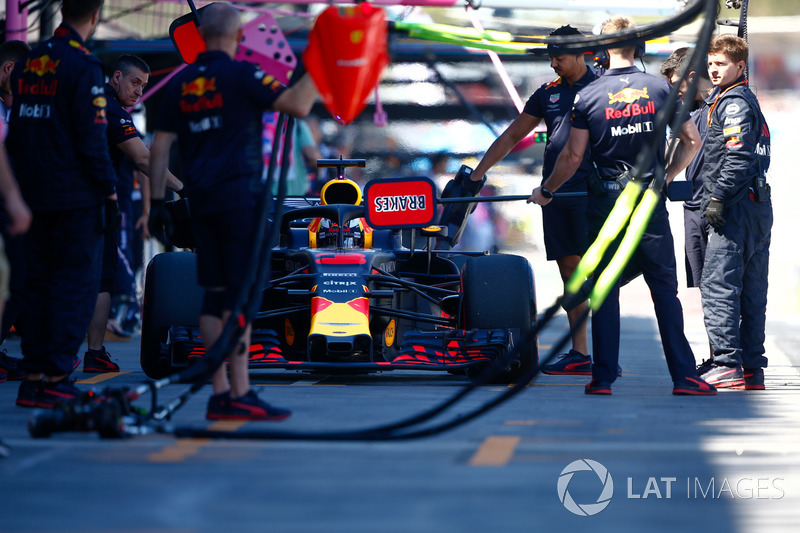 Daniel Ricciardo, Red Bull Racing RB14 Tag Heuer, in the pits