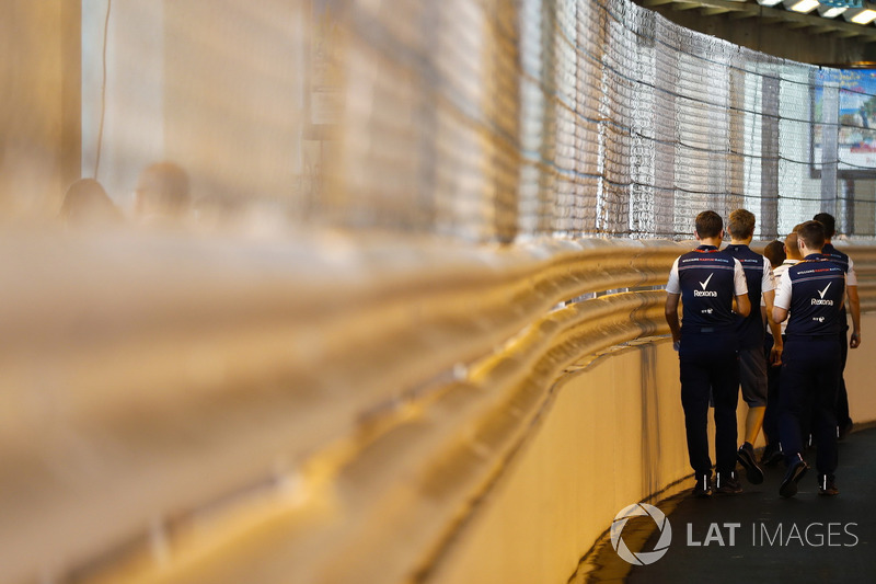 Des membres de Williams lors de la reconnaissance de piste