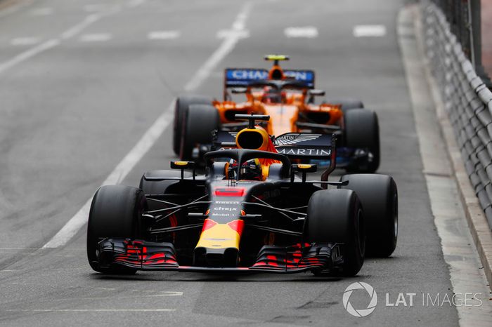 Daniel Ricciardo, Red Bull Racing RB14, y Stoffel Vandoorne, McLaren MCL33