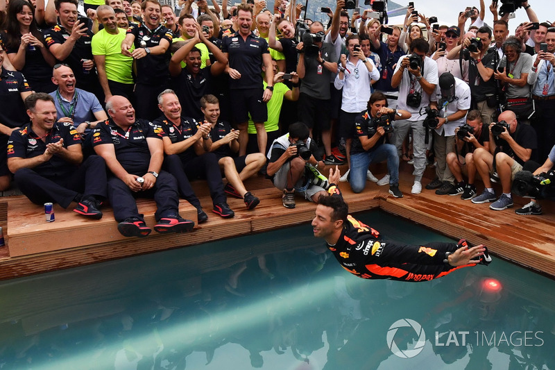 A Red Bull fergeteges monacói medencés partija