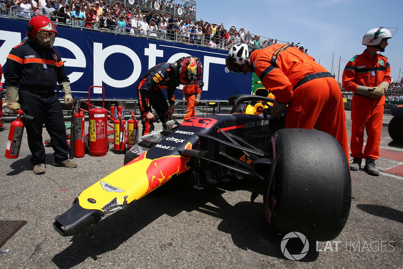 Max Verstappen, Red Bull Racing RB14, guarda la sua monoposto incidentata