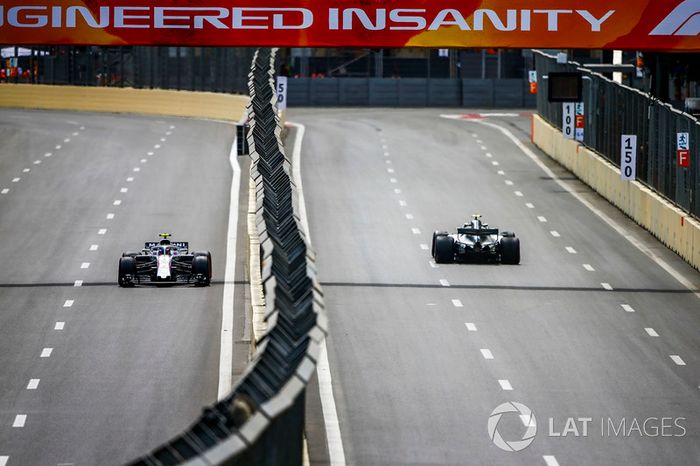 Valtteri Bottas, Mercedes AMG F1 W09 y Sergey Sirotkin, Williams FW41 Mercedes