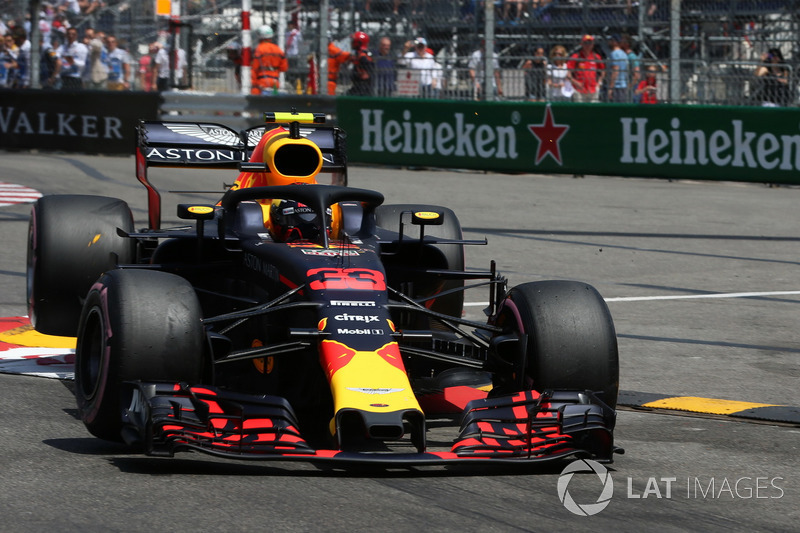 Max Verstappen, Red Bull Racing RB14 percute le rail