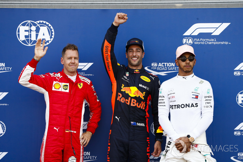 Daniel Ricciardo, Red Bull Racing, Sebastian Vettel, Ferrari ve Lewis Hamilton, Mercedes AMG F1 ile birlikte pole pozisyonunu kutluyor