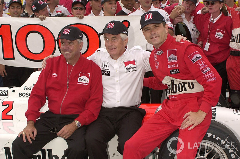 1. Gil de Ferran, Team Penske, mit Rick Mears und Roger Penske