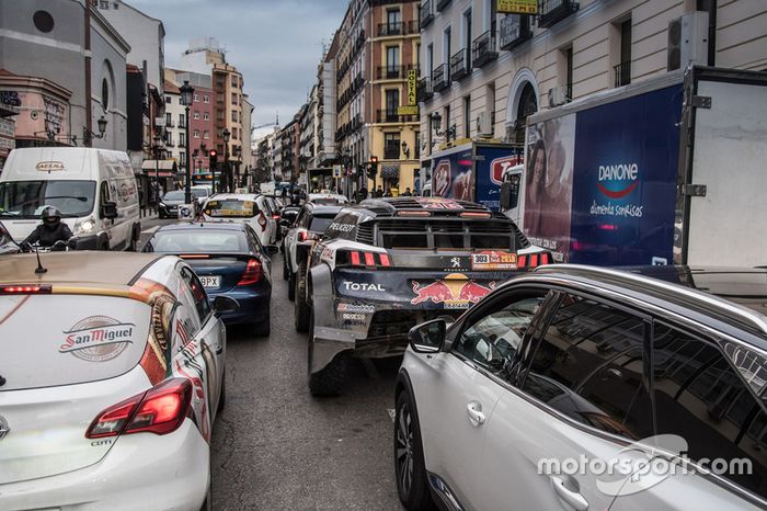 Carlos Sainz, Lucas Cruz, Peugeot Sport en las calles de Madrid