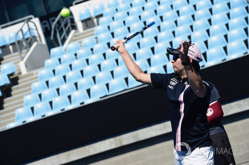 Sergio Perez, Force India juega al tenis en Melbourne Park