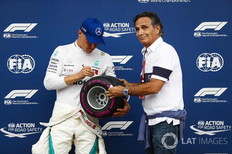 Обладатель поула гонщик Mercedes AMG F1 Валттери Боттас и Нельсон Пике