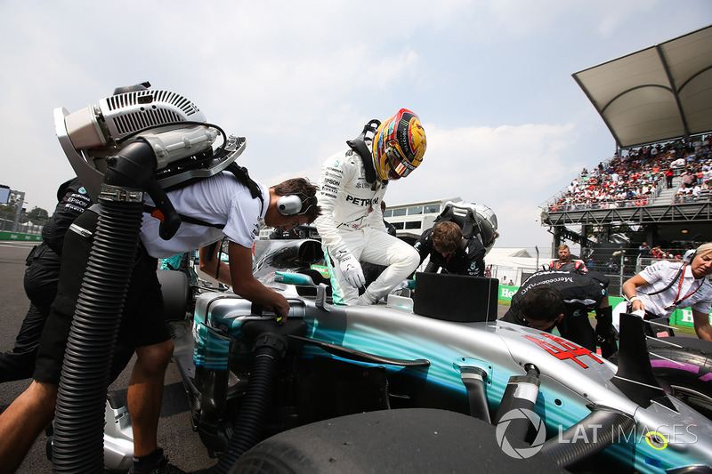Terceiro do grid, piloto da Mercedes se prepara para a largada