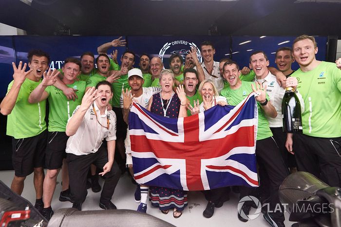 Campeón del mundo de F1 2017 Lewis Hamilton, Mercedes AMG F1 con su madre Carmen Lockhart