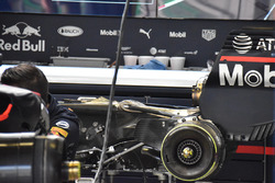 Механіки Red Bull Racing міняють двигун на боліді Даніеля Ріккардо