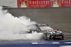 Il vincitore Clint Bowyer, Stewart-Haas Racing, Chevrolet Camaro Haas 30 Years of the VF1
