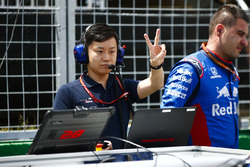 Toro Rosso Honda engineer op de grid
