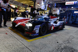 #8 Toyota Gazoo Racing Toyota TS050: Sébastien Buemi, Kazuki Nakajima, Fernando Alonso, pit stop