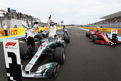 Lewis Hamilton, Mercedes AMG F1 W09, celebra su pole position en el GP de Francia 2018
