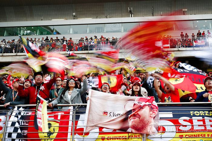 Tifosi di Sebastian Vettel, Ferrari, sventolano delle bandiere