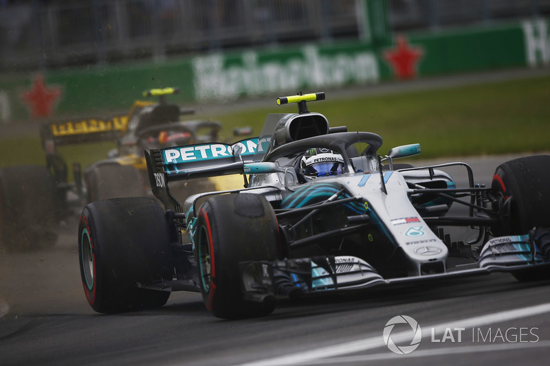 Valtteri Bottas, Mercedes AMG F1 W09, se va largo con Carlos Sainz detrás